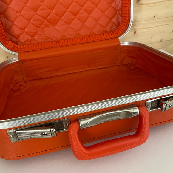 Vintage Retro Mod Orange Vinyl Suitcase Mid Century Travel Luggage 60s 70s Vibe - Picture 4 of 15